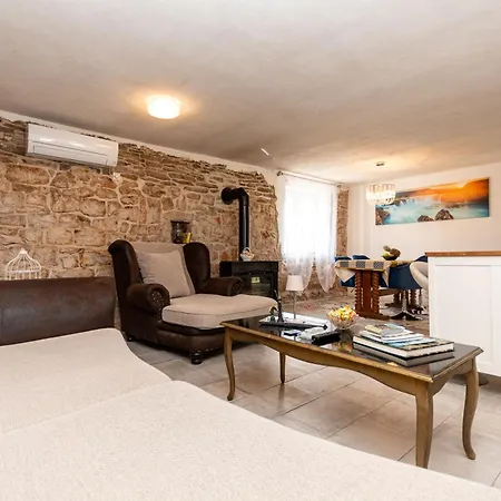 Holiday home House Skarpini Dvori Peaceful Retreat Oklaj